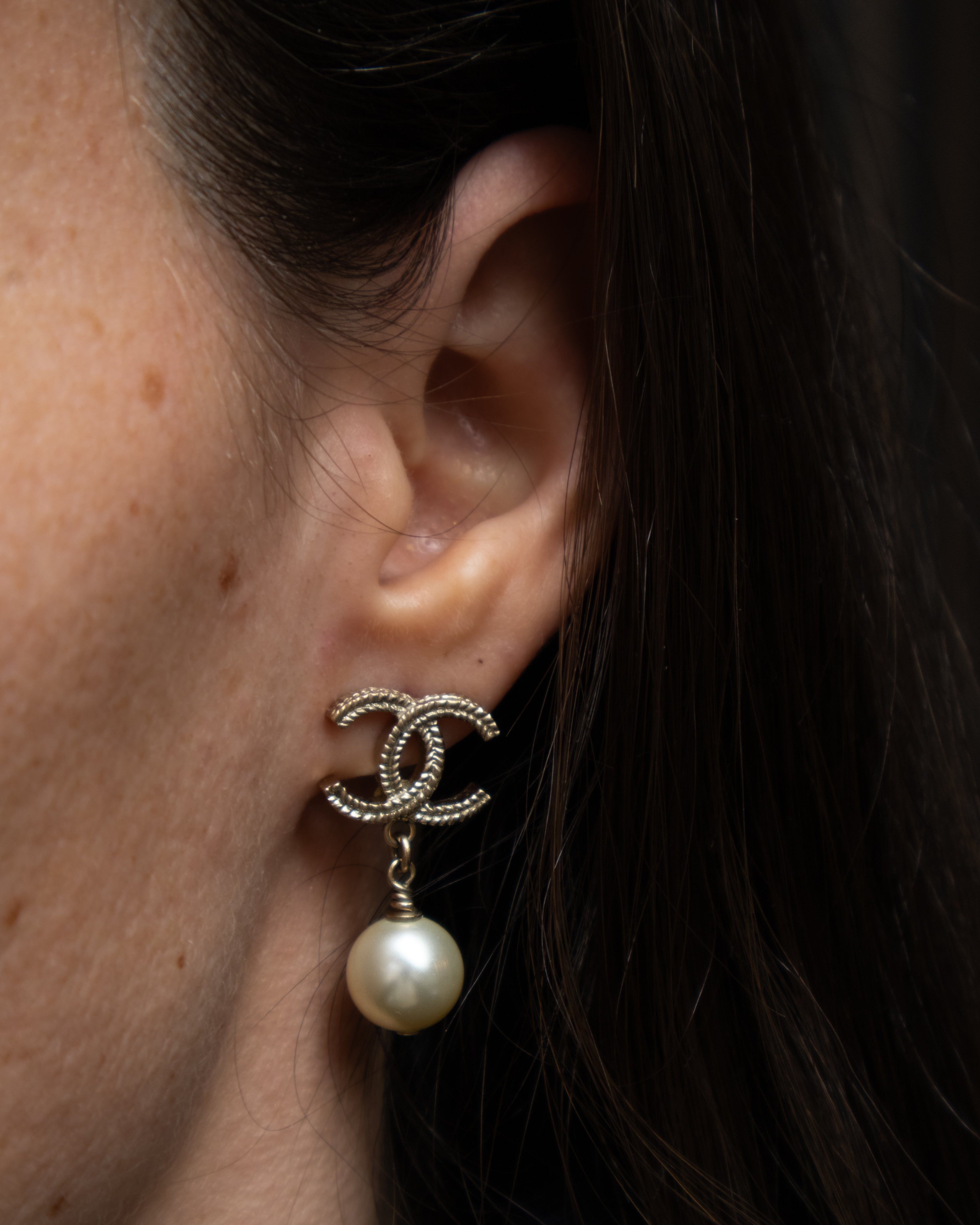 Chanel cc oorbellen parel